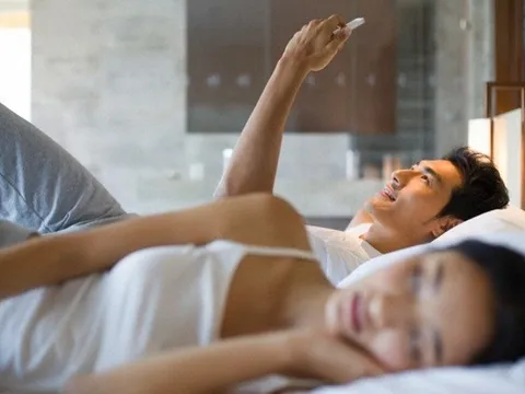 Khoảng khắc nhìn thấy chồng bước ra khỏi khách sạn cùng bạn thân, tôi biết mình đã mất tất cả