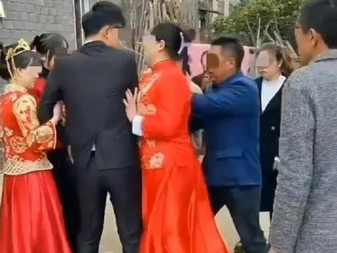 Xuất hiện với bụng bầu giả và túi tiền sính lễ, bạn gái cũ làm náo loạn đám cưới nhưng bị bố chú rể “lật mặt” chỉ trong vài giây