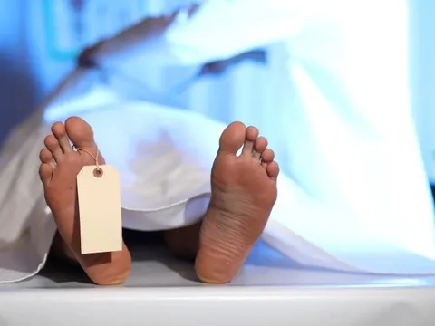 Chuẩn bị an táng con trai, gia đình sốc nặng khi thấy cậu bất ngờ... tỉnh lại giữa tang lễ: Phía bệnh viện nói gì?