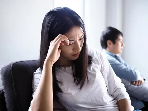Sau khi sinh con, chồng lạnh nhạt còn chê “Người gì đâu mà xuống cấp nhanh thế”, tôi rơi vào ám ảnh ngoại hình đến trầm cảm, mất ngủ