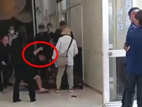 Camera ghi lại cảnh cả gia đình phẫn nộ gây náo loạn, cháu trai bật khóc “đây không phải bà tôi” khi phát hiện nhà tang lễ hỏa táng nhầm thi thể