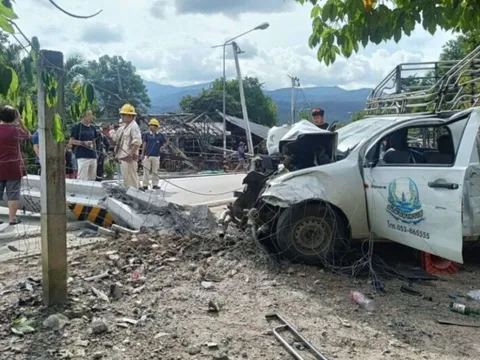 Xe bán tải lao vào cột điện làm mất điện khắp khu vực, một ca sĩ trẻ tử vong thương tâm