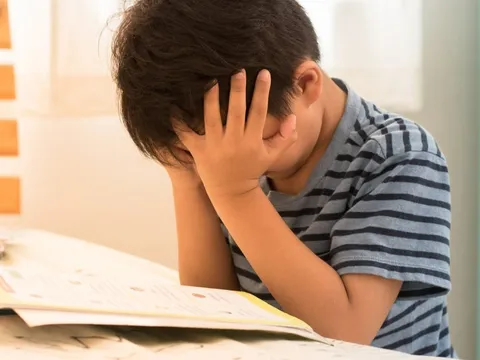 Gắng sức làm bài tập hè từ sáng đến đêm, bé trai 11 tuổi nhập viện với bàn tay co quắp: Bác sĩ cảnh báo điều này