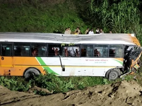 Ám ảnh hiện trường xe buýt chở khách lao xuống mương sâu trong đêm, 5 người tử vong và hàng chục người bị thương