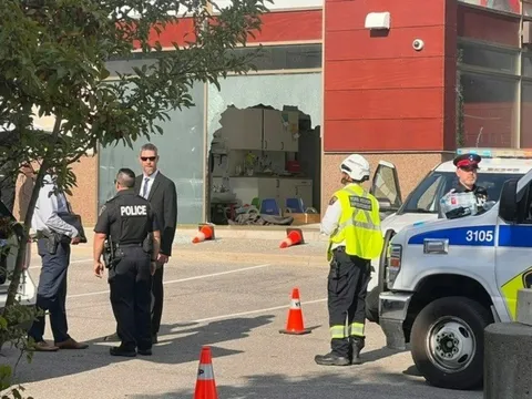 Ô tô đang đỗ bất ngờ tăng tốc, lao vào nhà trẻ ở Canada, bé trai 18 tháng tuổi tử vong và nhiều em khác bị thương