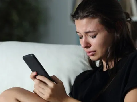 Tôi không ngờ chồng mình lại ngoại tình online, nhắn tin ngọt ngào với người phụ nữ lạ ngay khi tôi nằm bên cạnh
