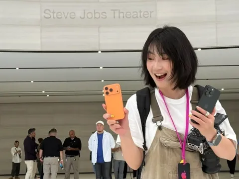 Một công ty gây bão mạng xã hội khi "chơi lớn": Tặng iPhone 17 Pro Max cho toàn bộ nhân viên, kể cả thực tập sinh mới vào làm