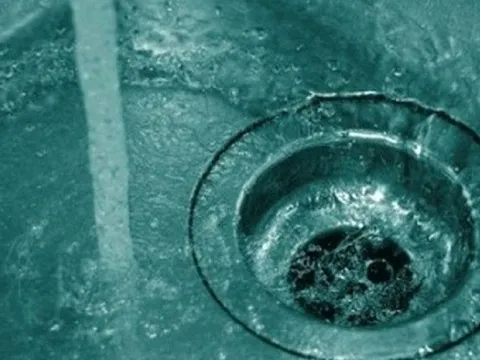 Cư dân chung cư hoảng loạn khi phát hiện thi thể đang phân hủy trong bồn nước sinh hoạt