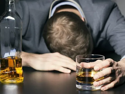 Người đàn ông 63 tuổi nhập viện trong tình trạng nguy kịch sau khi uống rượu ngâm không rõ nguồn gốc