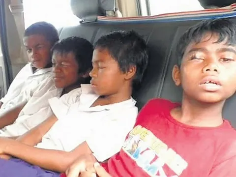 8 học sinh suýt vĩnh viễn mất đi thị lực vì bị bạn đổ keo vào mắt khi ngủ, Hiệu trưởng bị đình chỉ