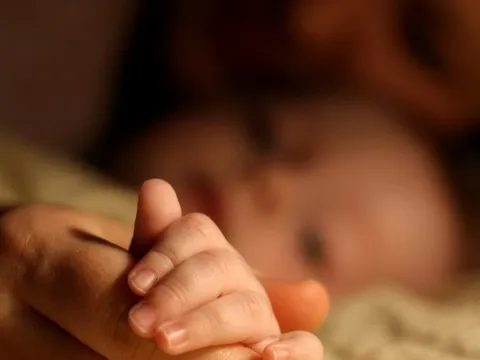 Vừa trải qua ca sinh mổ đau đớn, người mẹ chưa kịp ôm con thì chồng đã bế đi, ép trả 251 triệu đồng mới cho gặp lại