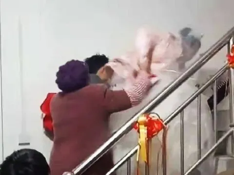 Khoảnh khắc mẹ chồng xông tới ngăn con dâu lên phòng tân hôn trước con trai gây bão mạng xã hội, nghe lý do ai cũng thở dài