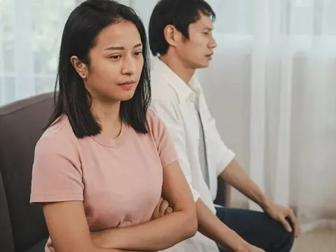 Nằng nặc đòi bạn trai mua iPhone 17 để bằng bạn bằng bè, tôi bật khóc khi nghe anh nói một câu khiến tim tôi quặn lại