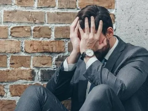 Mở điện thoại lên, tôi chết lặng khi thấy những dòng tin nhắn khiến gia đình sụp đổ