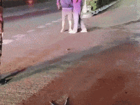 Thót tim cảnh người đàn ông mặc áo Grab kề dao vào cổ vợ giữa phố, cả gia đình và cảnh sát phải vào cuộc giải cứu