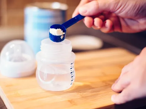 Pha sữa bằng thứ này, bà ngoại khiến cháu 1 tháng tuổi nhập viện khẩn cấp