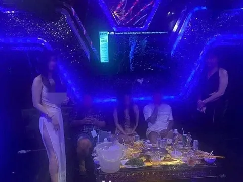 Đột kích quán karaoke, phát hiện nhiều nữ nhân viên mặc đồ xuyên thấu phục vụ khách trong các phòng VIP