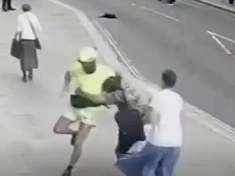 Tên trộm điện thoại bị bắt vì...đánh rơi chiếc giày