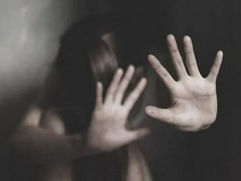 Đau xót: Con trai 7 tuổi đòi ăn thịt gà, mẹ cầm cây cán bột đánh tử vong