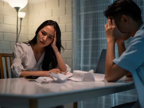 Chồng thất nghiệp, tiền nhà sắp cạn, anh vẫn quyết vay mượn 30 triệu để mừng cưới bạn thân cho “nở mày nở mặt”