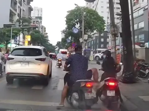 Công an làm việc với nam thanh niên đi xe máy không đội mũ bảo hiểm, húc xe, đe dọa người phụ nữ mặc quân phục