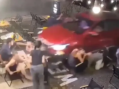 Clip: Thót tim xem cảnh thực khách hoảng loạn bỏ chạy khi ô tô bất ngờ lao thẳng vào bàn ăn