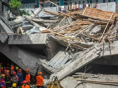 "Xin hãy cứu nó với": Người mẹ òa khóc khi thấy con trai mất tích trong vụ sập trường học, ít nhất 100 học sinh thương vong