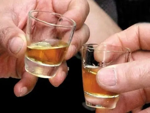 Uống rượu trôi nổi, nữ sinh 14 tuổi nhập viện trong tình trạng co giật, hôn mê sâu, nguy hiểm tính mạng