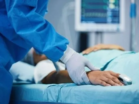 Nhậu say, người phụ nữ nhập viện vì vỡ bàng quang