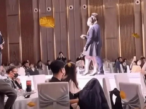 Vợ chồng trẻ quyết định làm điều gây sốc khi tổ chức tiệc... ly hôn, mời khách đến nhận lại tiền mừng