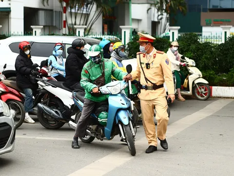 Đứng chờ đèn đỏ nhưng vi phạm lỗi này, người đi xe máy có thể bị phạt tới 14 triệu đồng, chủ quan rất dễ mắc phải