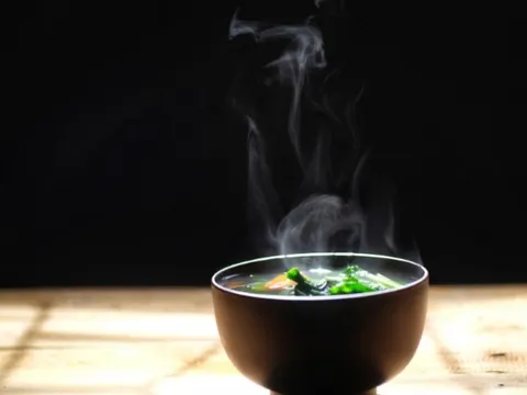 Bé trai 2 tuổi suýt chết ngạt vì uống súp nóng bằng... ống hút, cổ họng sưng phồng như quả bóng bàn