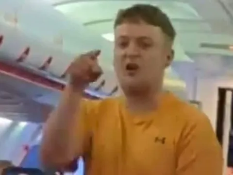 Clip: Nam hành khách say rượu đòi cưới tiếp viên, gây náo cả loạn chuyến bay