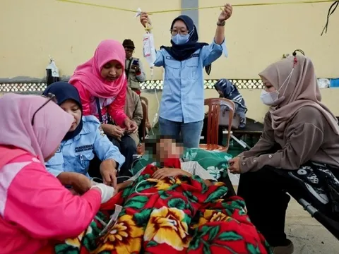 Bữa ăn học đường chứa thịt cá mập khiến hàng chục học sinh nhập viện vì ngộ độc