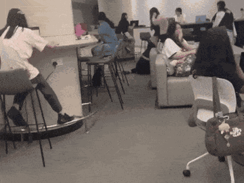 Video nữ sinh đánh ngã cô lao công 61 tuổi lan truyền chóng mặt trên MXH, cảnh sát lập tức vào cuộc