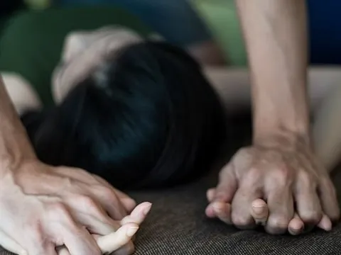 "Tôi chỉ muốn chạm vào ngực cô ấy thôi": Rùng mình trước lời khai lạnh lùng của gã "yêu râu xanh" quấy rối phụ nữ tại bến xe buýt