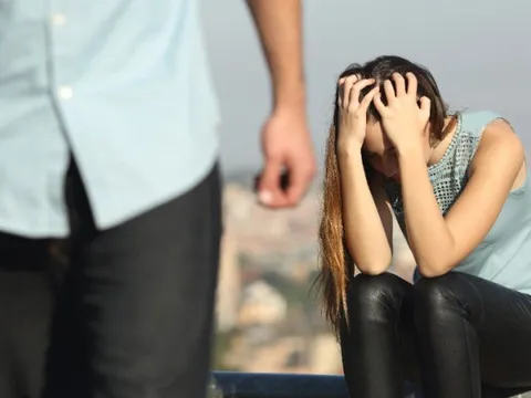 Vừa nhận lời cầu hôn, tôi choáng váng khi bạn trai thú nhận quá khứ đen tối khiến trái tim tôi như vỡ vụn