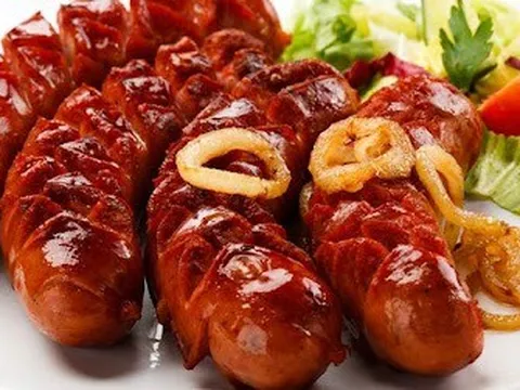 Nam thanh niên liệt giường sau khi ăn xúc xích có chứa thành phần này