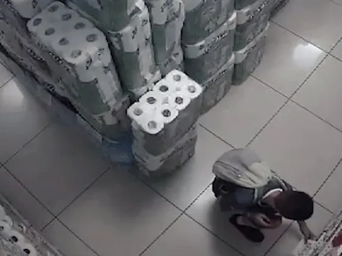 Camera ghi lại cảnh bé trai nghịch lửa, đốt cháy kệ hàng trong siêu thị ai xem cũng phải thót tim