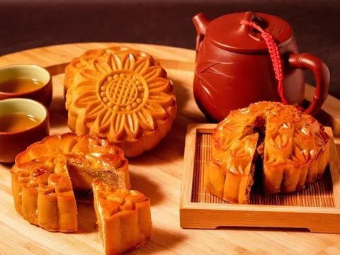 Dẫn bạn trai về ra mắt đêm Trung thu, chỉ một nhát dao cắt bánh mà mẹ tôi lặng người