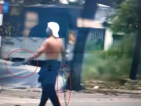 Khống chế người đàn ông nghi “ngáo đá” cầm dao dọa chém người ở TP.HCM