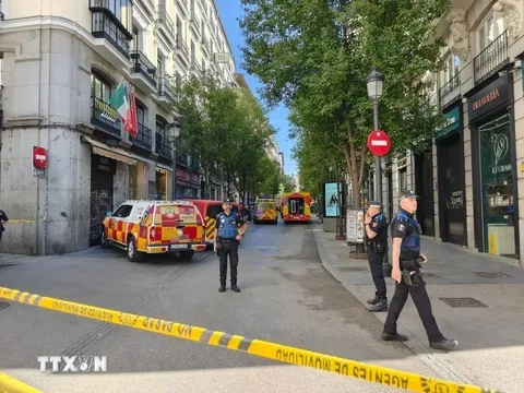 Tòa nhà 6 tầng bất ngờ đổ sập khiến 4 người thiệt mạng, hơn 100 lính cứu hỏa tìm kiếm các nạn nhân xuyên đêm