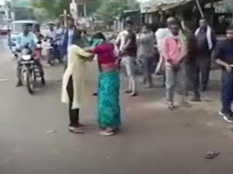 Vợ lao vào đánh “tiểu tam” túi bụi giữa phố, nhưng hành động của người chồng mới khiến MXH phẫn nộ