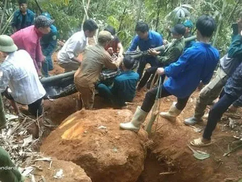 Vụ sạt lở kinh hoàng khiến tảng đá lớn đè bẹp ngôi nhà: 3 người chết, bé gái 4 tháng tuổi may mắn sống sót