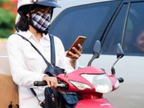 Dừng xe máy để nghe điện thoại có thể bị xử phạt đến cả chục triệu đồng, đúng không?