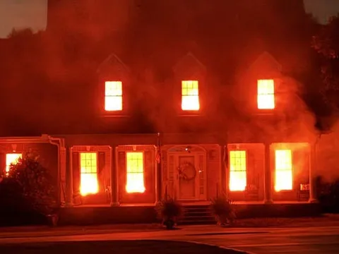 Ngôi nhà "bốc cháy" dữ dội khiến cả khu phố hoảng loạn, lính cứu hỏa kiểm tra thì ngỡ ngàng vì điều này