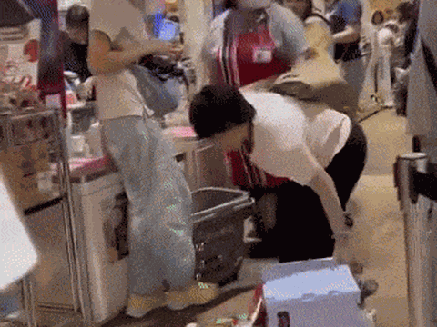 Clip: Người phụ nữ hất đổ xe hàng, ném rau và cái kết khiến cả siêu thị choáng váng