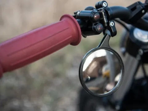 Gắn gương chiếu hậu vẫn có thể bị xử phạt? Người đi xe máy cần biết để không mất tiền oan