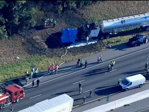 Đau lòng: Xe đầu kéo va chạm với xe tải trên cao tốc, 8 người trong một gia đình tử vong thương tâm