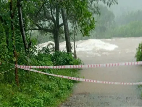 Mưa lớn gây ngập sâu, gần 4.000 học sinh ở TP Huế phải nghỉ học